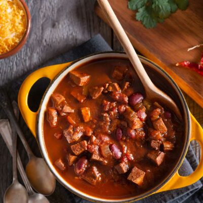 Chili with chicken, beef, and tomato sauce
